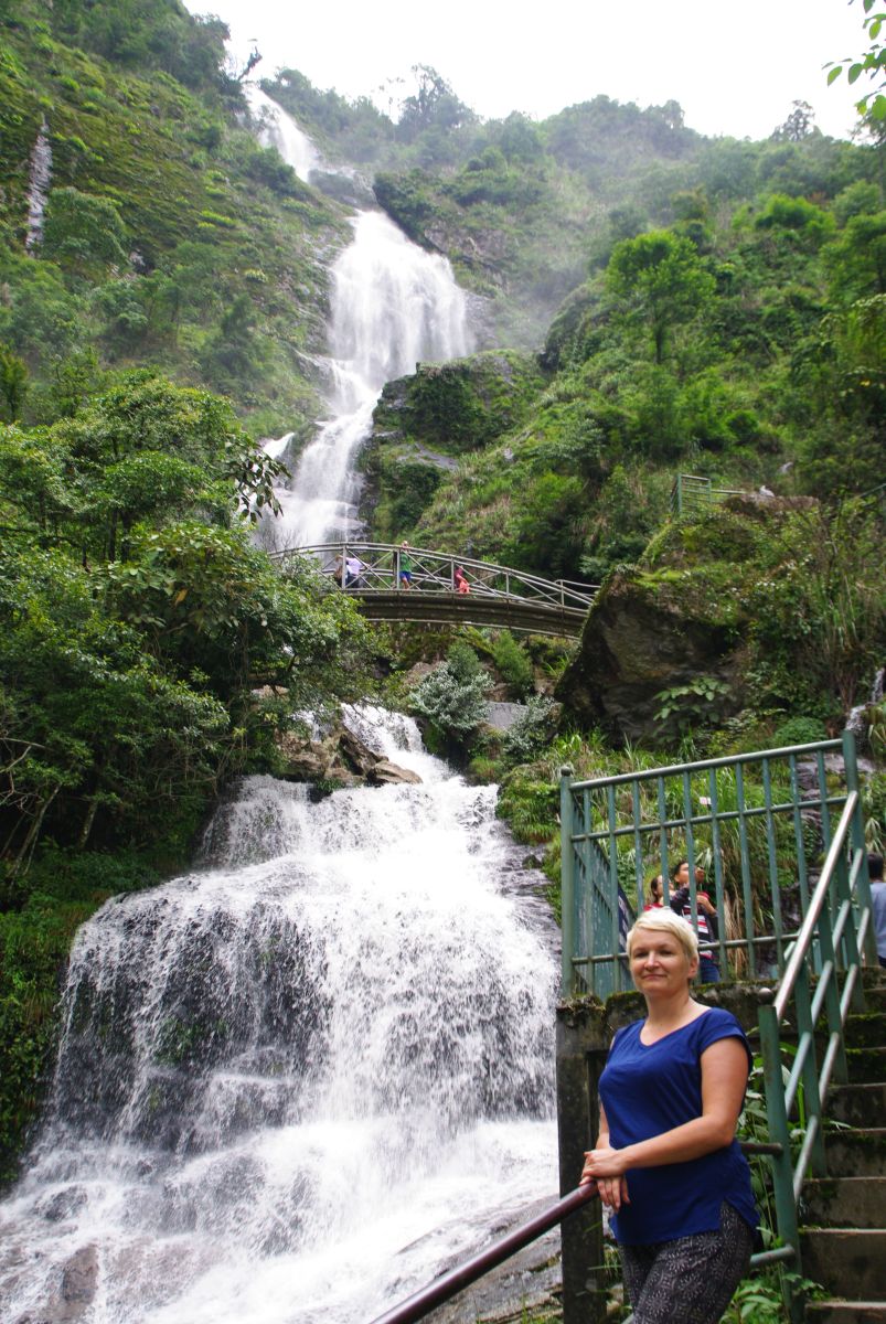 Turystka na tle wielkiego wodospadu Silver Waterfall.