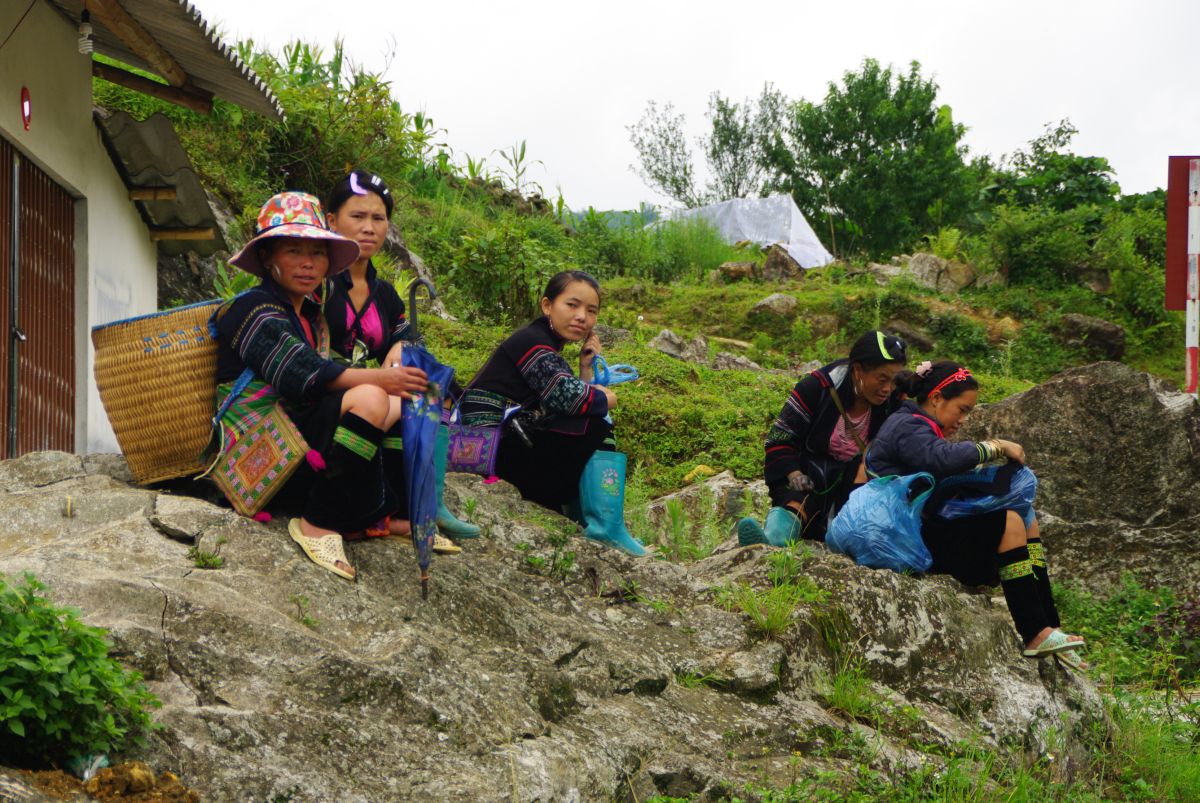 Kobiety z plemienia Hmong odpoczywające na skale.