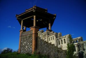 Kamienna wieża widokowa na tle błękitnego nieba w Sapa.