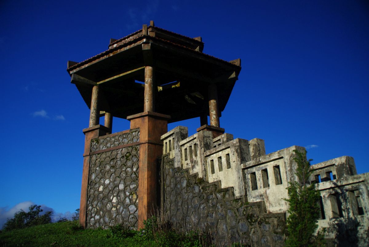Kamienna wieża widokowa na tle błękitnego nieba w Sapa.