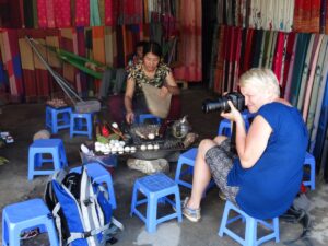 Kobieta fotografująca lokalne jedzenie na grillu w Sapa.