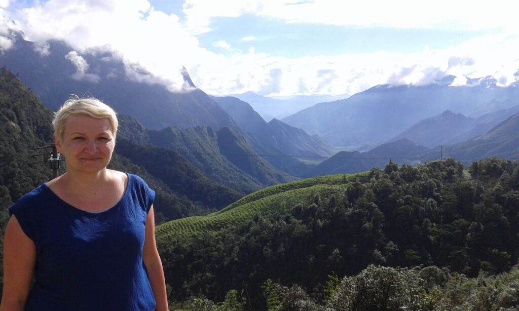 Kobieta na tle rozległej panoramy gór w Sapa.