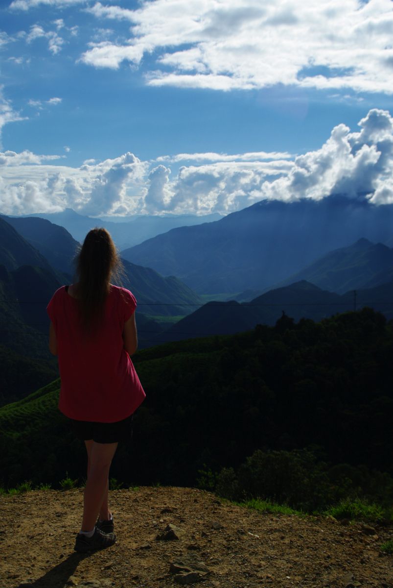 Sylwetka kobiety patrzącej na dolinę i góry w Sapa.