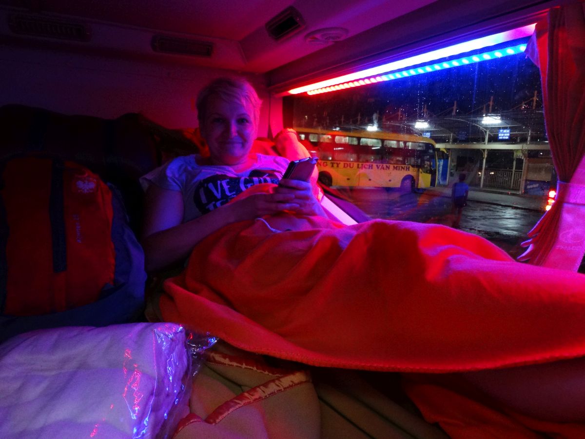 Wnętrze nocnego autobusu sleeper bus Hanoi Sapa