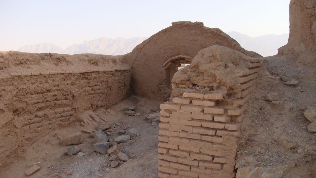 Wieża Milczenia w Jazd w Iranie – starożytne miejsce pochówku zoroastrian