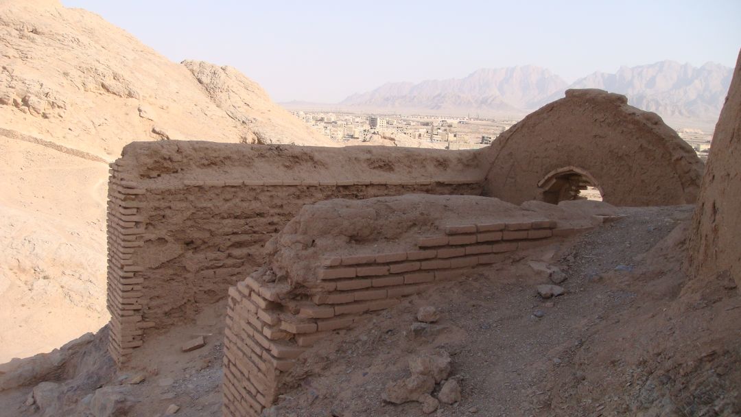 Wieża Milczenia w Jazd w Iranie – starożytne miejsce pochówku zoroastrian