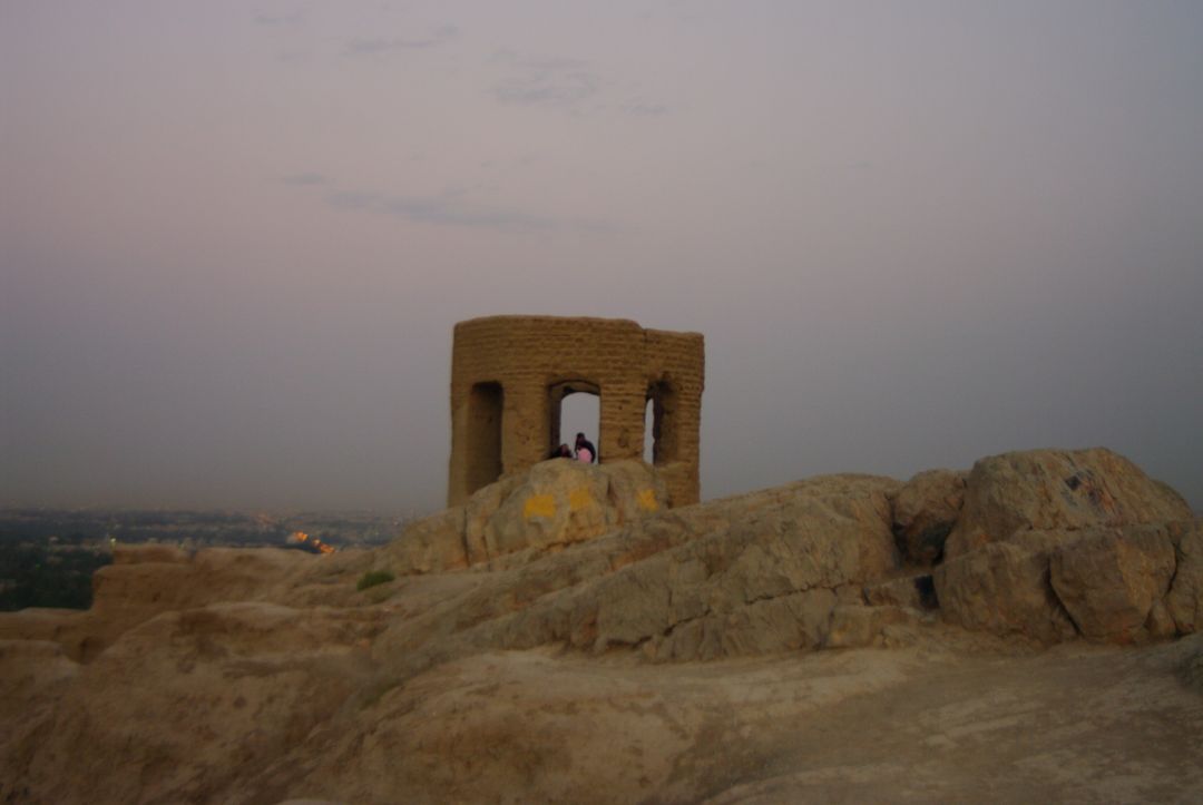 Wieża Milczenia w Esfahanie o zachodzie słońca