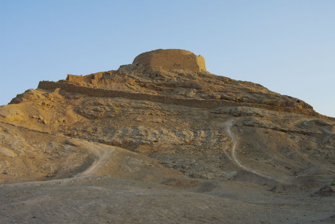 Wieża Milczenia w Jazd w Iranie – starożytne miejsce pochówku zoroastrian