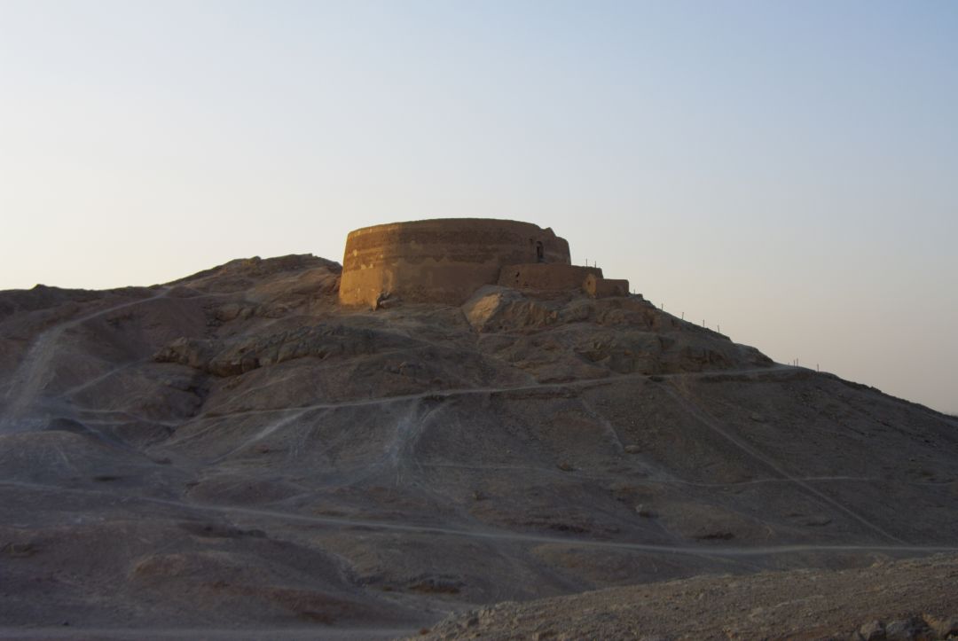 Wieża Milczenia w Jazd w Iranie – starożytne miejsce pochówku zoroastrian