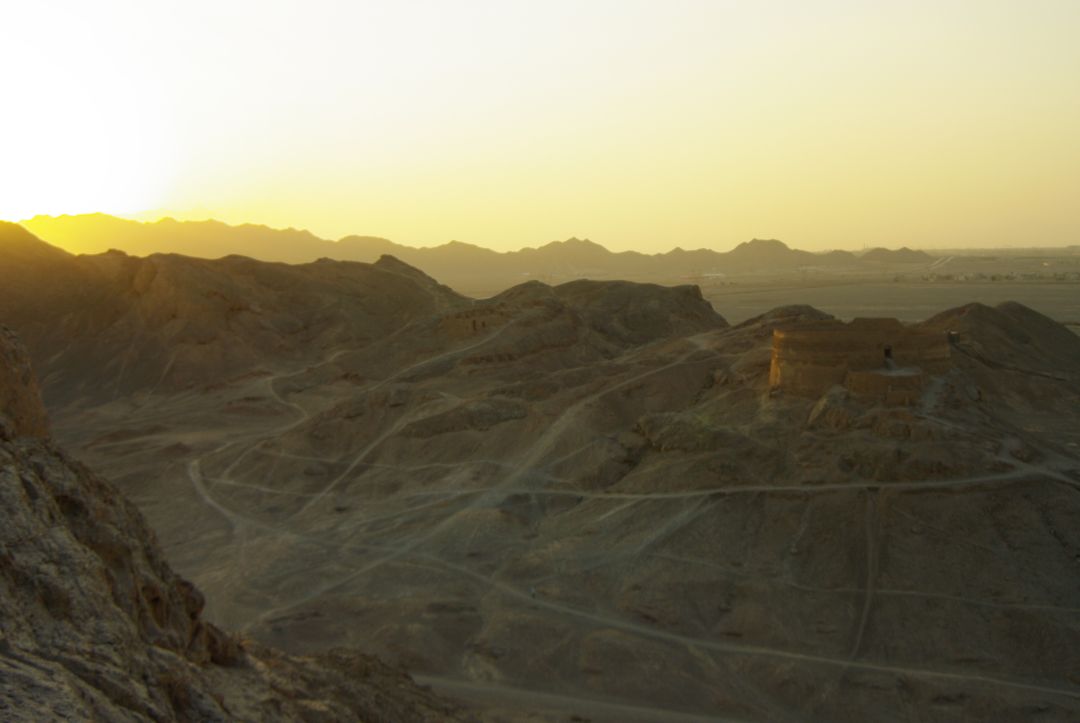 Wieża Milczenia w Jazd w Iranie – starożytne miejsce pochówku zoroastrian