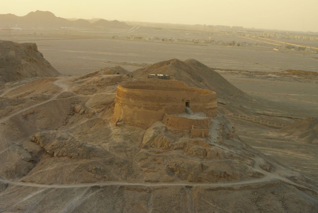 Wieża Milczenia w Jazd w Iranie – starożytne miejsce pochówku zoroastrian