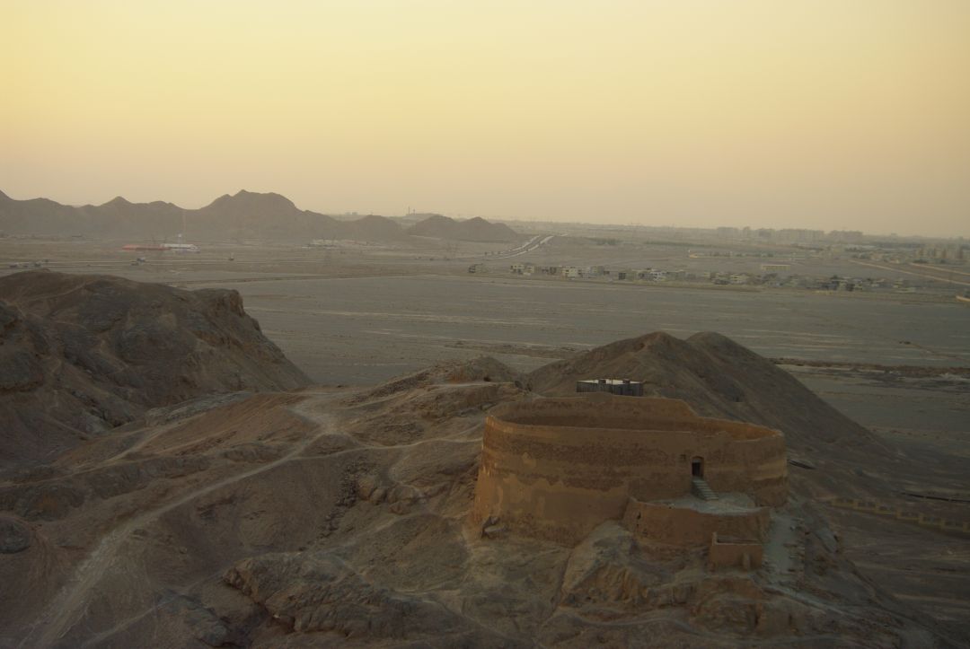 Wieża Milczenia w Jazd w Iranie – starożytne miejsce pochówku zoroastrian