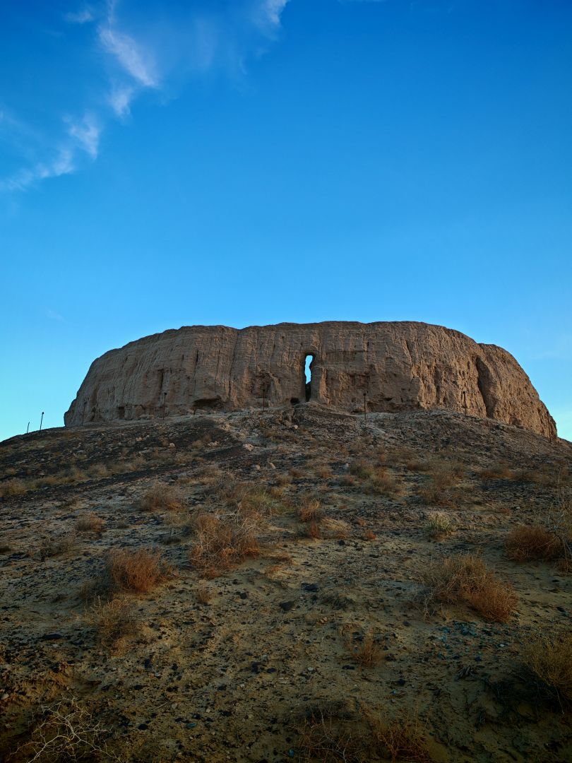 Wieża Chilpik w Uzbekistanie – ruiny na pustynnym wzgórzu