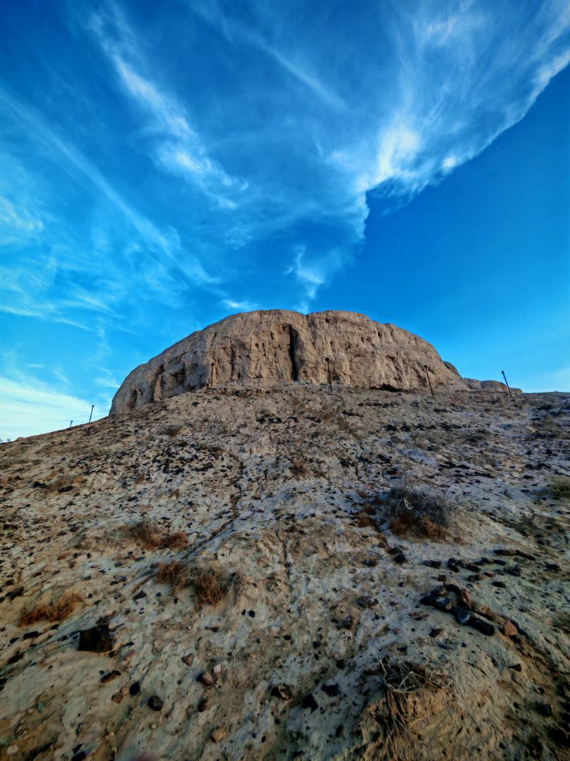 Wieża Chilpik w Uzbekistanie – ruiny na pustynnym wzgórzu
