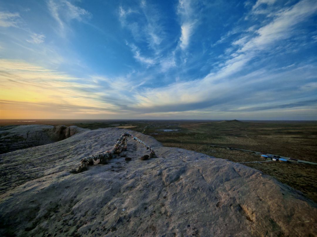 Wieża Chilpik w Uzbekistanie – ruiny na pustynnym wzgórzu