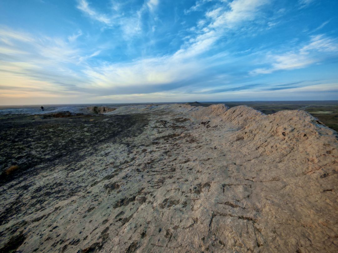 Wieża Chilpik w Uzbekistanie – ruiny na pustynnym wzgórzu
