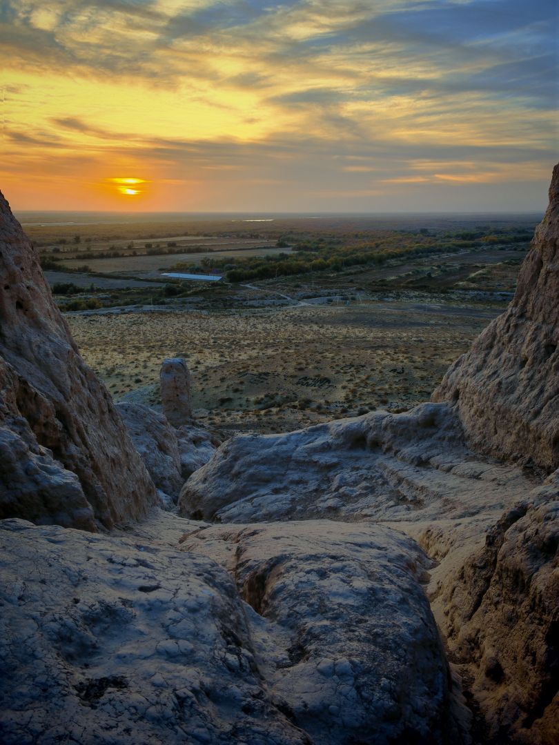Wieża Chilpik w Uzbekistanie – ruiny na pustynnym wzgórzu