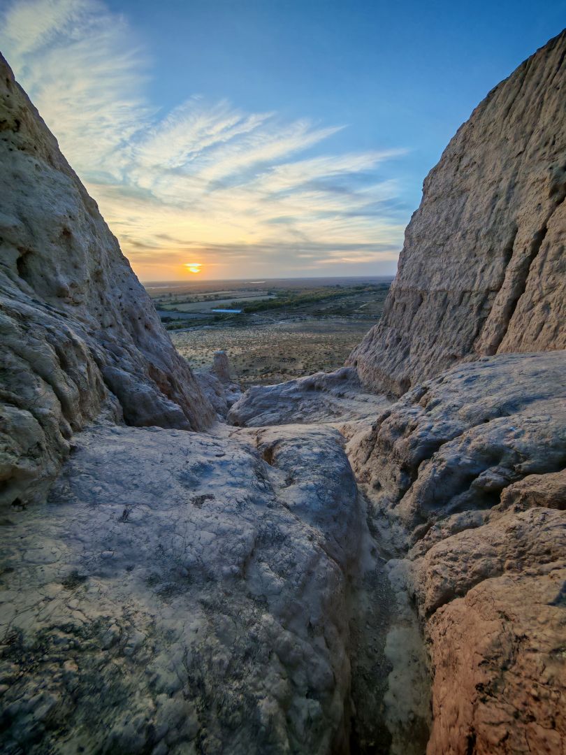 Wieża Chilpik w Uzbekistanie – ruiny na pustynnym wzgórzu