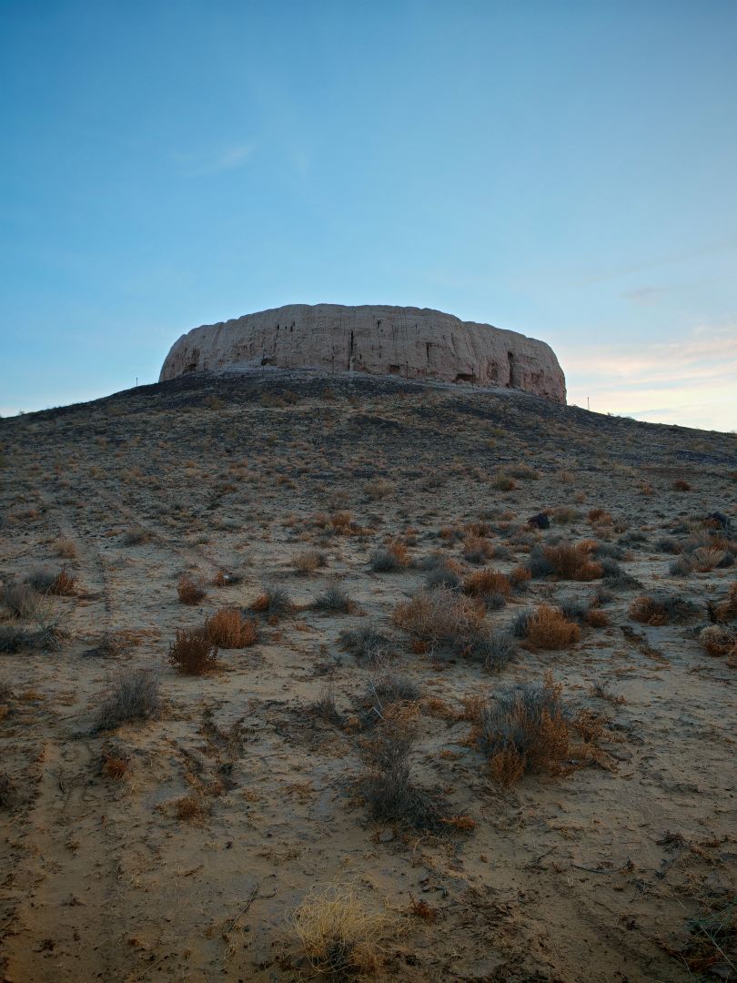 Wieża Chilpik w Uzbekistanie – ruiny na pustynnym wzgórzu