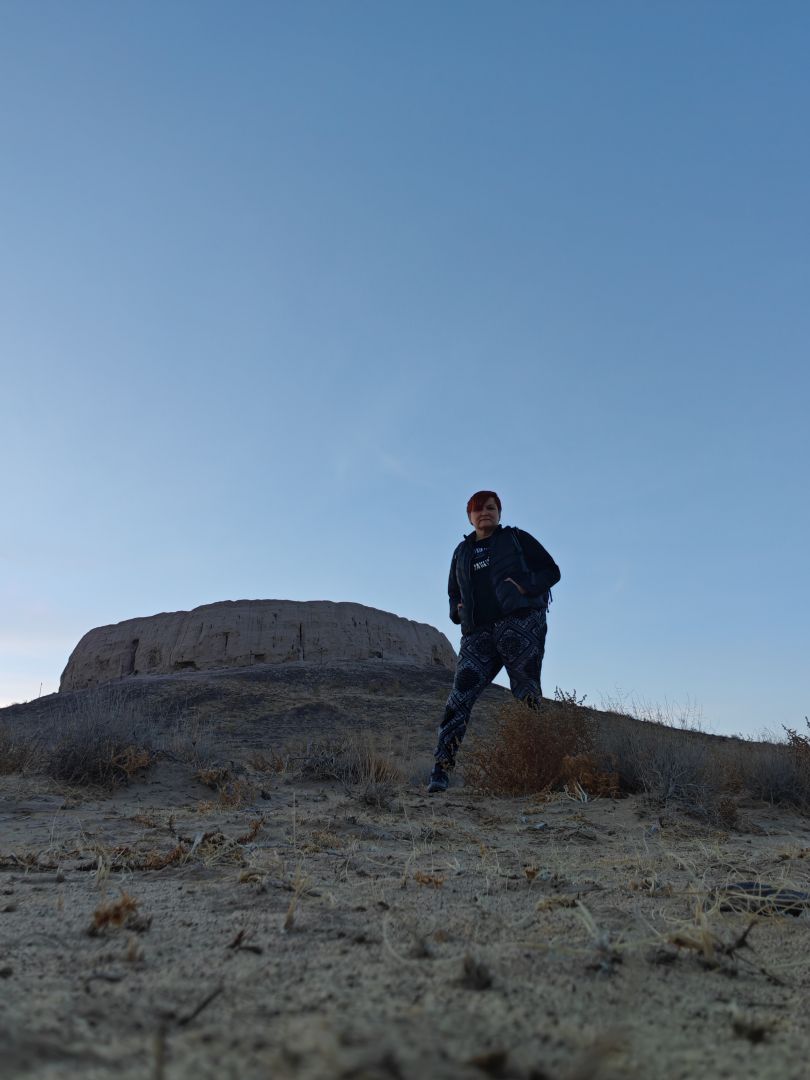 Wieża Chilpik w Uzbekistanie – ruiny na pustynnym wzgórzu