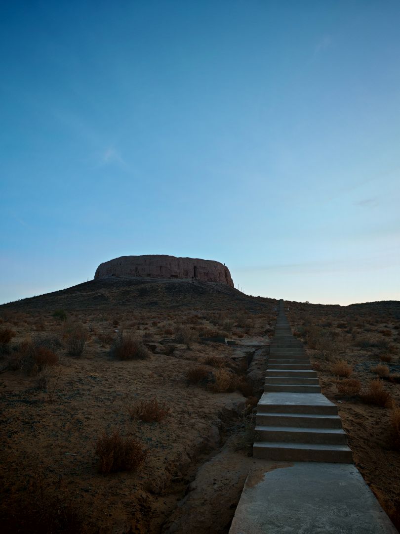 Wieża Chilpik w Uzbekistanie – ruiny na pustynnym wzgórzu