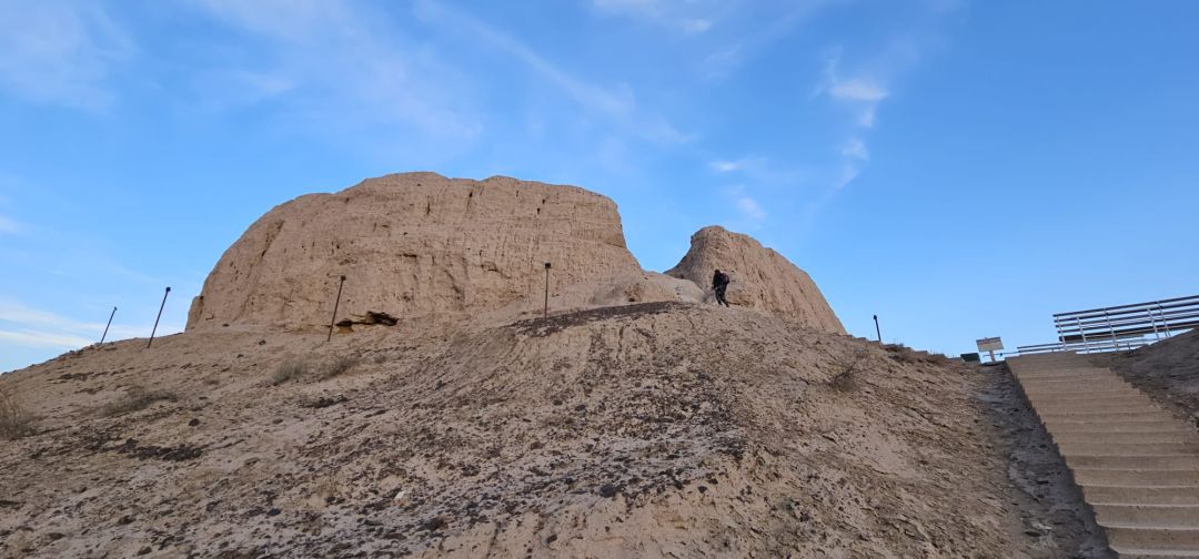Wieża Chilpik w Uzbekistanie – ruiny na pustynnym wzgórzu