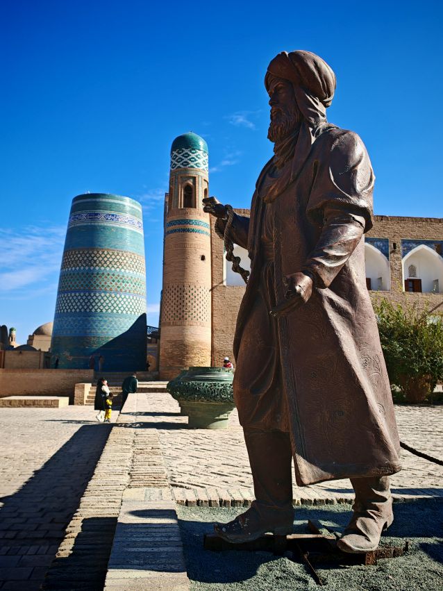 Widok na minaret Kalta Minor