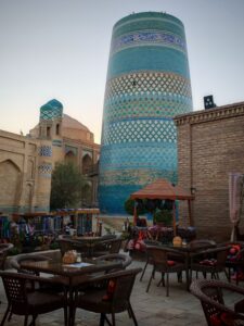 w Herbacarnia Tea House Bir Gumbaz i widok na minaret Kalta Minor