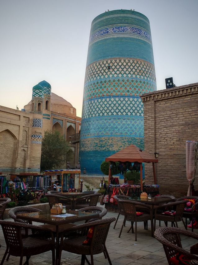 w Herbacarnia Tea House Bir Gumbaz i widok na minaret Kalta Minor