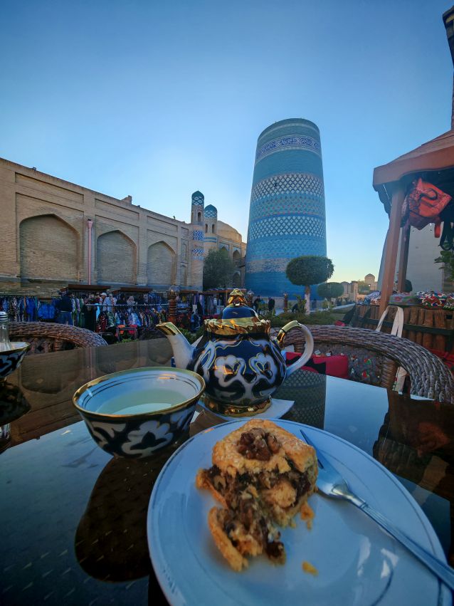 w Herbacarnia Tea House Bir Gumbaz i widok na minaret Kalta Minor