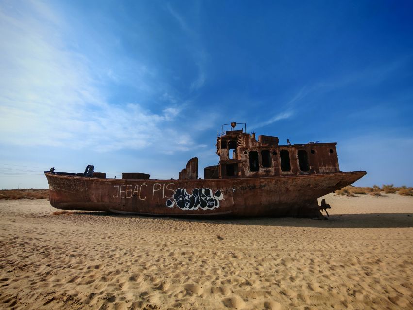 zardzewiałe statki na cmentarzysku statków