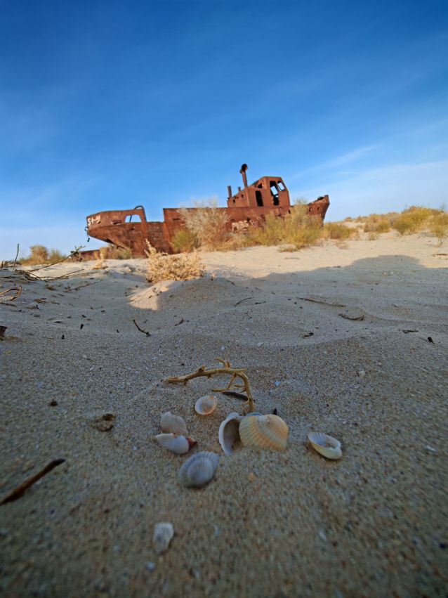 zardzewiałe statki na cmentarzysku statków