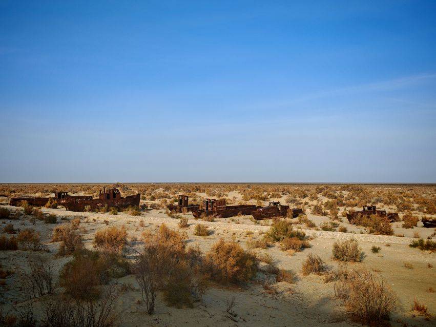 zardzewiałe statki na cmentarzysku statków