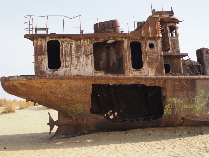 zardzewiałe statki na cmentarzysku statków