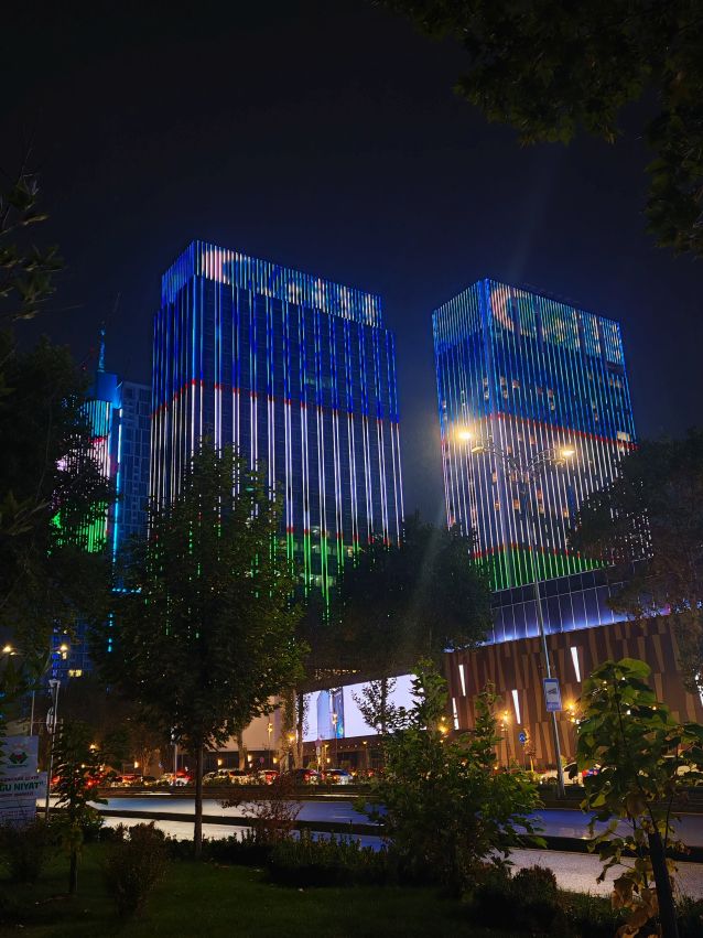 Oświetlone wieżowce w City Park