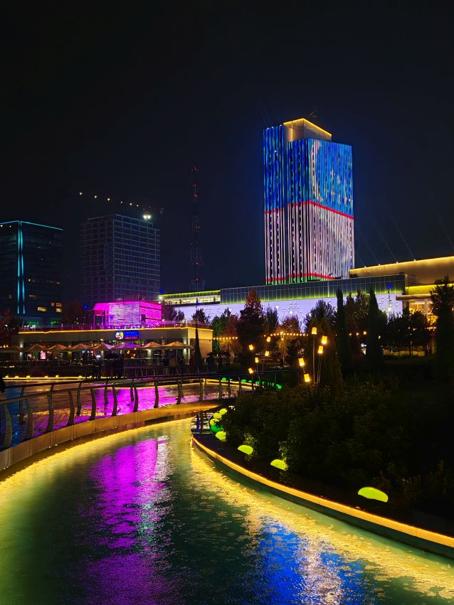 Oświetlone wieżowce w City Park