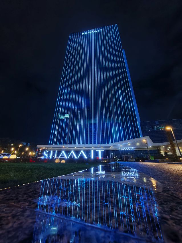 Oświetlone wieżowce w City Park