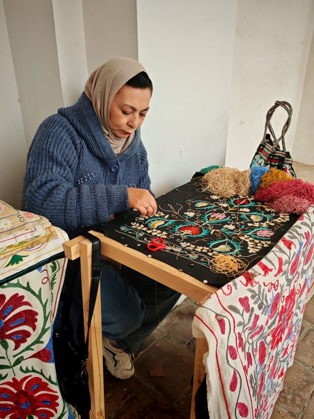 Hazrati Imam (Hast Imam), kobieta wyszywa chustę