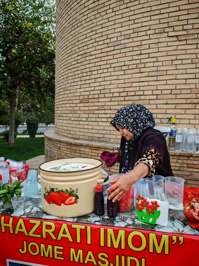 Hazrati Imam (Hast Imam), kobieta gotuje zupę